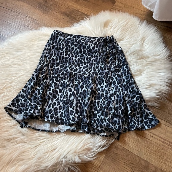 URBAN OUTFITTERS Blue Leopard Wrap Mini Skirt - Picture 2 of 4